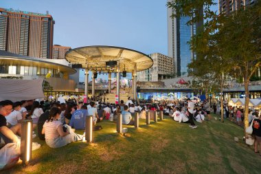 KUALA LUMPUR, MALAYSIA - CIRCA MAYIS, 2023: İnsanlar Mitsui Alışveriş Parkı LaLaport BCC 'nin 4. katında bulunan Merkezi Çatı Bahçesinde oturuyorlar.