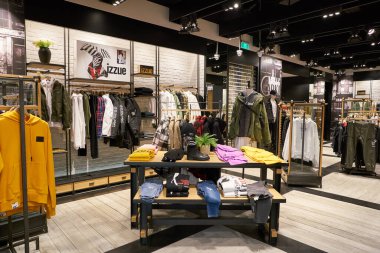 ŞENZHEN, ÇİN - 21 Kasım 2019: Shenzhen 'deki 9. Meydan alışveriş merkezinde giysi sergileniyor.