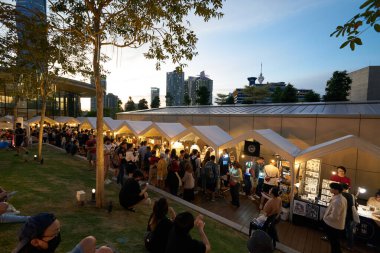 KUALA LUMPUR, MALAYSIA - CIRCA MAYIS, 2023: Mitsui Alışveriş Parkı LaLaport BBCC 'nin 4. katındaki Merkez Çatı Bahçesi' nde açılan pazar.