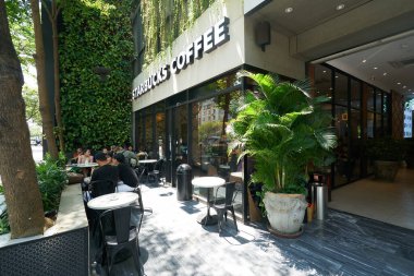 HO CHI MINH CITY, VİETNAM - 26 Mart 2023: Ho Chi Minh City 'deki Starbucks Kahvesine Giriş.