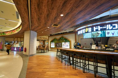 KUALA LUMPUR, MALAYSIA - 27 Mayıs 2023: LaLaport Bukit Şehir Merkezi Alışveriş Merkezi 'ndeki Garden Dining Food Court' un iç çekimi. 