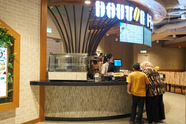 KUALA LUMPUR, MALAYSIA - 27 Mayıs 2023: LaLaport Bukit Şehir Merkezi Alışveriş Merkezi 'ndeki Garden Dining Food Court' un iç çekimi. 