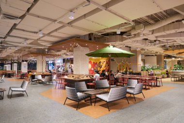 KUALA LUMPUR, MALAYSIA - 27 Mayıs 2023: LaLaport Bukit Şehir Merkezi Alışveriş Merkezi 'ndeki Garden Dining Food Court' un iç çekimi. 