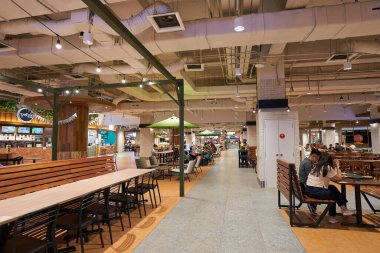 KUALA LUMPUR, MALAYSIA - 27 Mayıs 2023: LaLaport Bukit Şehir Merkezi Alışveriş Merkezi 'ndeki Garden Dining Food Court' un iç çekimi. 