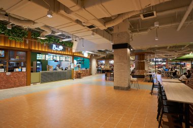 KUALA LUMPUR, MALAYSIA - 27 Mayıs 2023: LaLaport Bukit Şehir Merkezi Alışveriş Merkezi 'ndeki Garden Dining Food Court' un iç çekimi. 