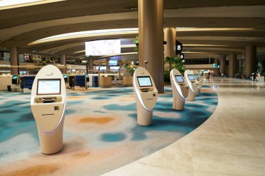 SINGAPORE - NOVEMBER 06, 2023: Singapur Changi Havaalanı Terminali 2 'de kendi kendine giriş yapan kiosklar.