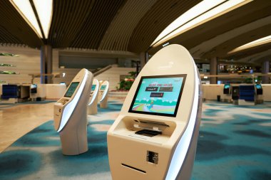 SINGAPORE - NOVEMBER 06, 2023: Singapur Changi Havaalanı Terminali 2 'de kendi kendine giriş yapan kiosklar.