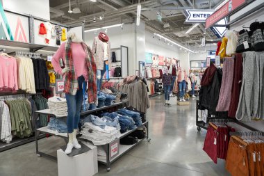 ŞENZHEN, ÇİN - 21 Kasım 2019: Shenzhen 'deki 9 Meydan alışveriş merkezindeki Old Navy mağazasının içi.