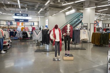 ŞENZHEN, ÇİN - 21 Kasım 2019: Shenzhen 'deki 9 Meydan alışveriş merkezindeki Old Navy mağazasının içi.