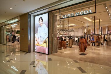 SHENZHEN, ÇİN - 21 Kasım 2019: Shenzhen 'deki 9. Meydan alışveriş merkezi içindeki Vero Moda mağazası.