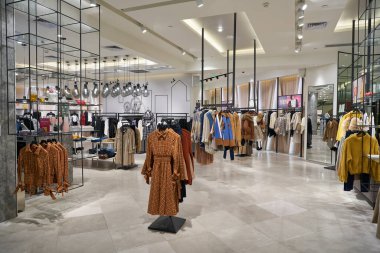 ŞENZHEN, ÇİN - 21 Kasım 2019: Shenzhen 'deki 9 Meydan alışveriş merkezindeki Vero Moda mağazasının içi.