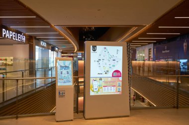 KUALA LUMPUR, MALAYSIA - 27 Mayıs 2023: LaLaport Bukit Şehir Merkezi alışveriş merkezindeki interaktif self servis dokunmatik ekran bilgi kiosku.