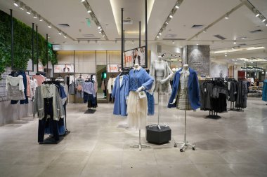 ŞENZHEN, ÇİN - 21 Kasım 2019: Shenzhen 'deki 9 Meydan alışveriş merkezindeki Vero Moda mağazasının içi.