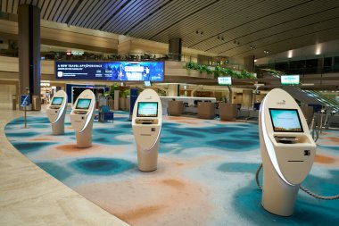 SINGAPORE - NOVEMBER 06, 2023: Singapur Changi Havaalanı Terminali 2 'de kendi kendine giriş yapan kiosklar.