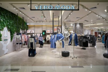 ŞENZHEN, ÇİN - 21 Kasım 2019: Shenzhen 'deki 9 Meydan alışveriş merkezindeki Vero Moda mağazasında giysi sergileniyor.