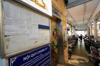 HO CHI MINH CITY, VİETNAM - 26 Mart 2023: Ho Chi Minh City 'de eşsiz bir kafe kompleksi olan Cafe Apartmanlarının içinde.