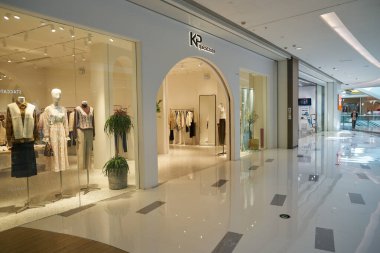 SHENZHEN, ÇİN - 21 Kasım 2019: KP Shenzhen 'deki 9 Meydan Alışveriş Merkezi' nin içindeki hızlı vitrin.