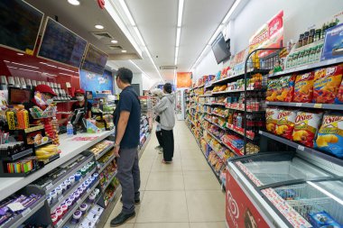 HO CHI MINH ŞEHRİ, VİETNAM - 26 Mart 2023: Circle K bakkalının içi.