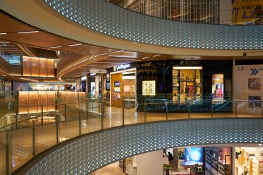 KUALA LUMPUR, MALAYSIA - 27 Mayıs 2023: LaLaport Bukit Bintang Şehir Merkezi alışveriş merkezinin iç çekimi.