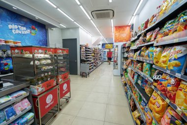 HO CHI MINH ŞEHRİ, VİETNAM - 26 Mart 2023: Circle K bakkalının içi.