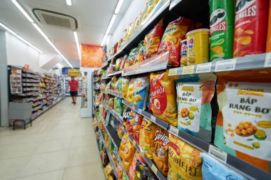 HO CHI MINH ŞEHRİ, VİETNAM - 26 Mart 2023: Circle K bakkalının içi.