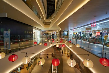 KUALA LUMPUR, MALAYSIA - 27 Mayıs 2023: LaLaport Bukit Şehir Merkezi 'nin zemin katındaki bir bölümü dekore etti.