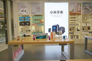 ŞENZHEN, ÇİN - 21 Kasım 2019: Shenzhen 'deki 9 Meydan Alışveriş Merkezi' ndeki Mi Store 'da sergilenen mallar.