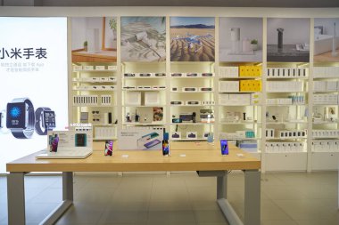 ŞENZHEN, ÇİN - 21 Kasım 2019: Shenzhen 'deki 9 Meydan Alışveriş Merkezi' ndeki Mi Store 'da sergilenen mallar.