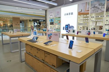 ŞENZHEN, ÇİN - 21 Kasım 2019: Shenzhen 'deki 9 Meydan Alışveriş Merkezi' ndeki Mi Store 'da sergilenen mallar.
