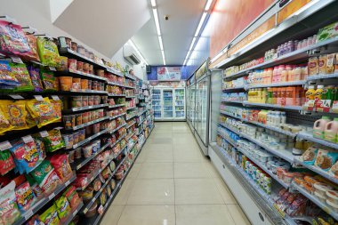 HO CHI MINH ŞEHRİ, VİETNAM - 26 Mart 2023: Circle K bakkalının içi.