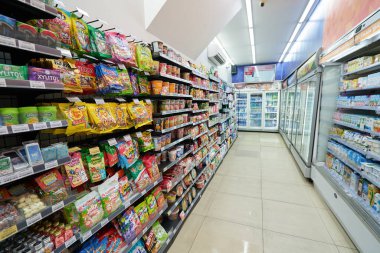 HO CHI MINH ŞEHRİ, VİETNAM - 26 Mart 2023: Circle K bakkalının içi.