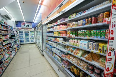 HO CHI MINH ŞEHRİ, VİETNAM - 26 Mart 2023: Circle K bakkalının içi.