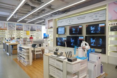 ŞENZHEN, ÇİN - 21 Kasım 2019: Shenzhen 'deki 9 Meydan Alışveriş Merkezi' ndeki Mi Store 'da sergilenen mallar.