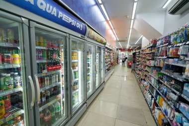 HO CHI MINH ŞEHRİ, VİETNAM - 26 Mart 2023: Circle K bakkalının içi.