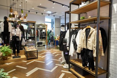 ŞENZHEN, ÇİN - 21 Kasım 2019: Shenzhen 'deki 9 kare alışveriş merkezinde Fairbalina Jeans mağazası tarafından 5..