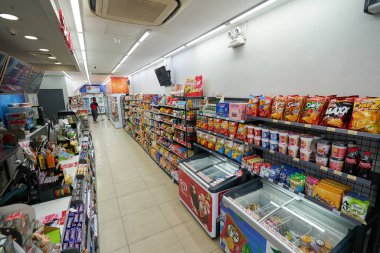 HO CHI MINH ŞEHRİ, VİETNAM - 26 Mart 2023: Circle K bakkalının içi.
