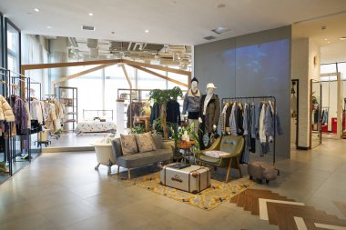 ŞENZHEN, ÇİN - 21 Kasım 2019: Shenzhen 'deki 9 kare alışveriş merkezinde Fairbalina Jeans mağazası tarafından 5..