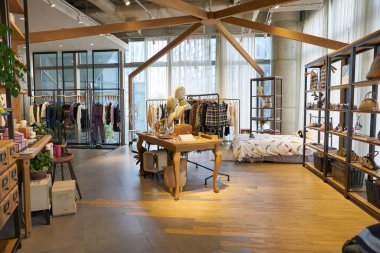 ŞENZHEN, ÇİN - 21 Kasım 2019: Shenzhen 'deki 9 kare alışveriş merkezinde Fairbalina Jeans mağazası tarafından 5..