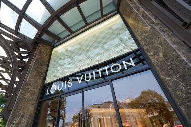 HO CHI MINH CITY, VİETNAM - 26 Mart 2023: Louis Vuitton mağaza önü Ho Chi Minh City.