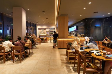 KUALA LUMPUR, MALAYSIA - 27 Mayıs 2023: LaLaport Bukit Bintang Şehir Merkezi Alışveriş Merkezi 'ndeki Starbucks Kafe' nin iç çekimi.