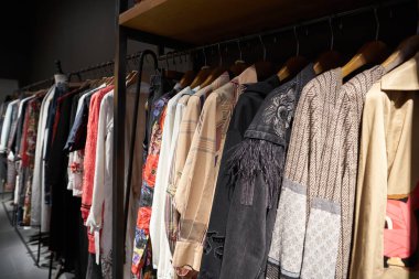 SHENZHEN, ÇİN - 21 Kasım 2019: Shenzhen 'deki 9 Meydan alışveriş merkezindeki Donoratico mağazasının iç çekimleri.