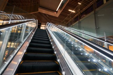 KUALA LUMPUR, MALAYSIA - 27 Mayıs 2023: LaLaport Bukit Bintang Şehir Merkezi alışveriş merkezinde yürüyen merdiven.