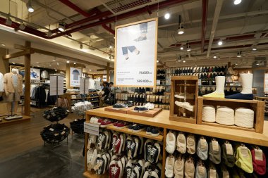 HO CHI MINH CITY, VİETNAM - 26 Mart 2023: Ho Chi Minh City 'deki Muji mağazasında çeşitli ayakkabılar sergileniyor.
