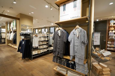 HO CHI MINH CITY, VİETNAM - 26 Mart 2023: Ho Chi Minh City 'deki Muji mağazasında giysi sergileniyor.