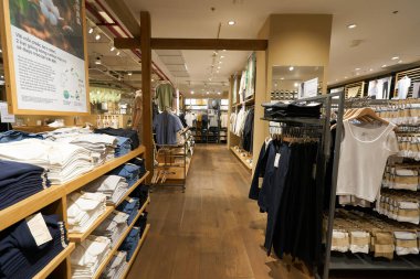 HO CHI MINH CITY, VİETNAM - 26 Mart 2023: Ho Chi Minh City 'deki Muji mağazasında giysi sergileniyor.
