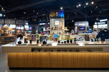 KUALA LUMPUR, MALAYSIA - 27 Mayıs 2023: LaLaport Bukit Şehir Merkezi 'ndeki Sony Store' da sergilenen eşyalar.