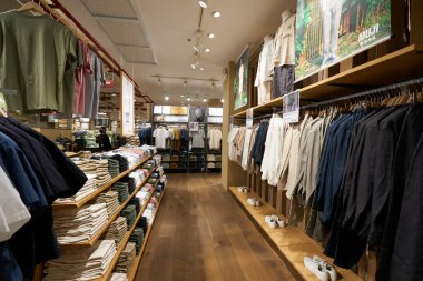 HO CHI MINH CITY, VİETNAM - 26 Mart 2023: Ho Chi Minh City 'deki Muji mağazasında giysi sergileniyor.