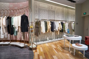 ŞENZHEN, ÇİN - 21 Kasım 2019: Shenzhen 'deki 9 Meydan alışveriş merkezindeki Ochirly mağazasının içi.