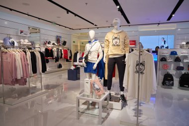 ŞENZHEN, ÇİN - 21 Kasım 2019: Shenzhen 'deki 9 Meydan alışveriş merkezindeki Fila mağazasının içi. Fila Güney Kore 'de bir spor markasıdır..