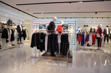 ŞENZHEN, ÇİN - 21 Kasım 2019: Shenzhen 'deki 9 Meydan alışveriş merkezindeki Fila mağazasının içi. Fila Güney Kore 'de bir spor markasıdır..